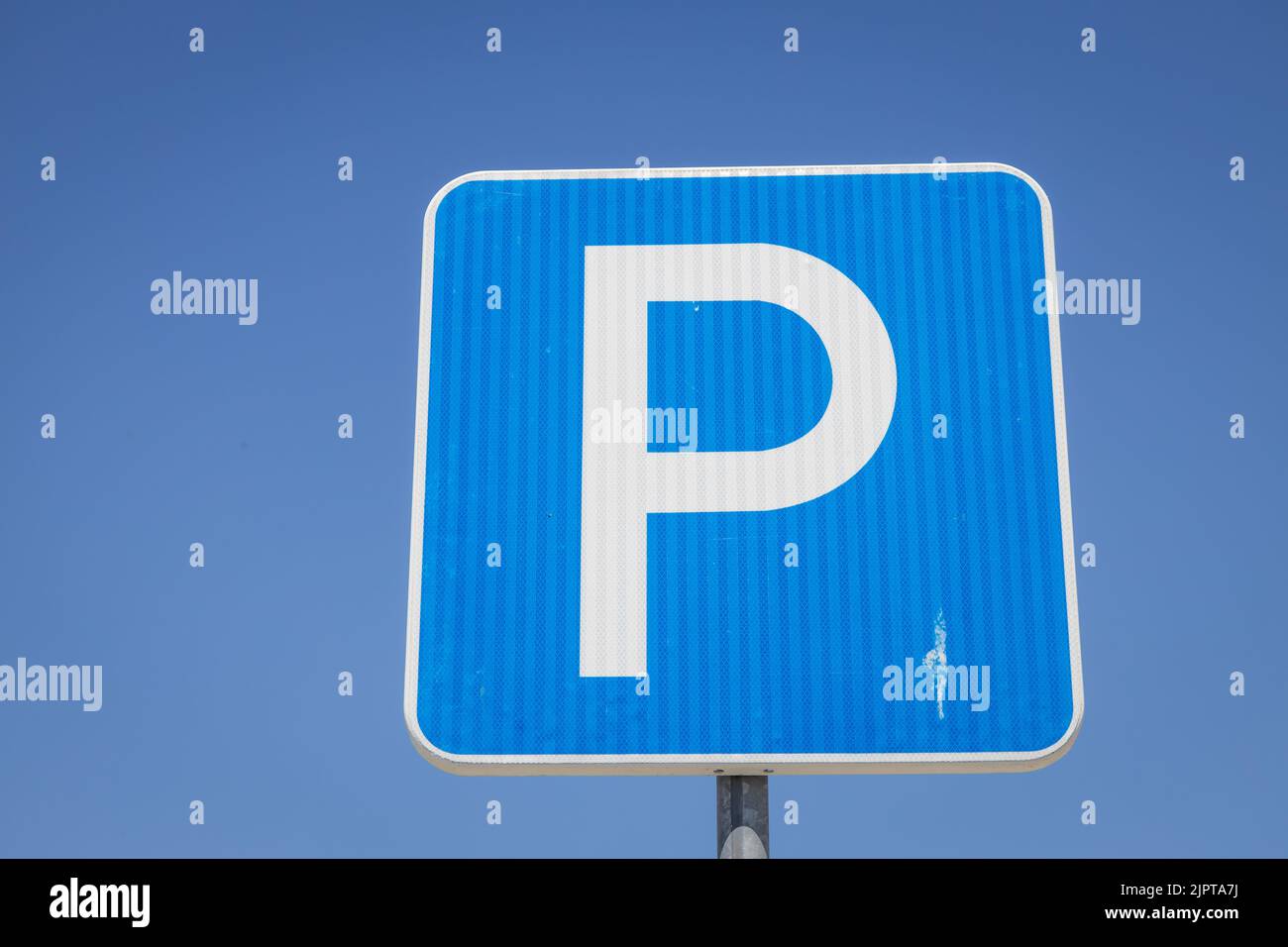 Riesiges Parkschild mit Taubenkot. Konzept der fehlenden Wartung oder Reinigung. Freier Speicherplatz zum Schreiben. Stockfoto