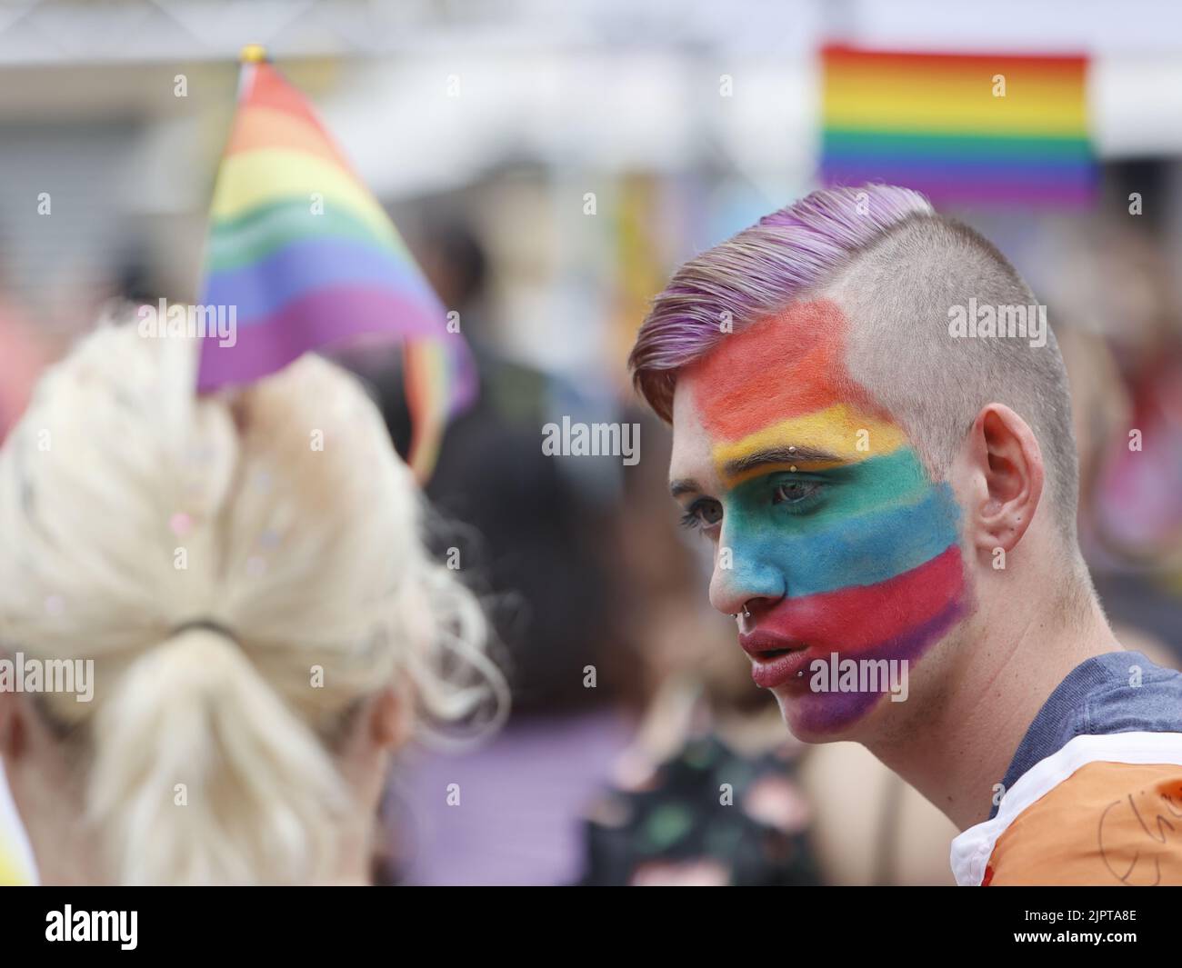 Magdeburg, Deutschland. 20. August 2022. Ein Teilnehmer des CSD steht am Old Market. Der diesjährige CSD Christopher Street Day in Magdeburg endete mit einer Demonstration und einem Stadtfest. Das Motto „Queer Europe – Never Gonna Give You Up“ stand im Mittelpunkt der Veranstaltung. Quelle: Matthias Bein/dpa/Alamy Live News Stockfoto