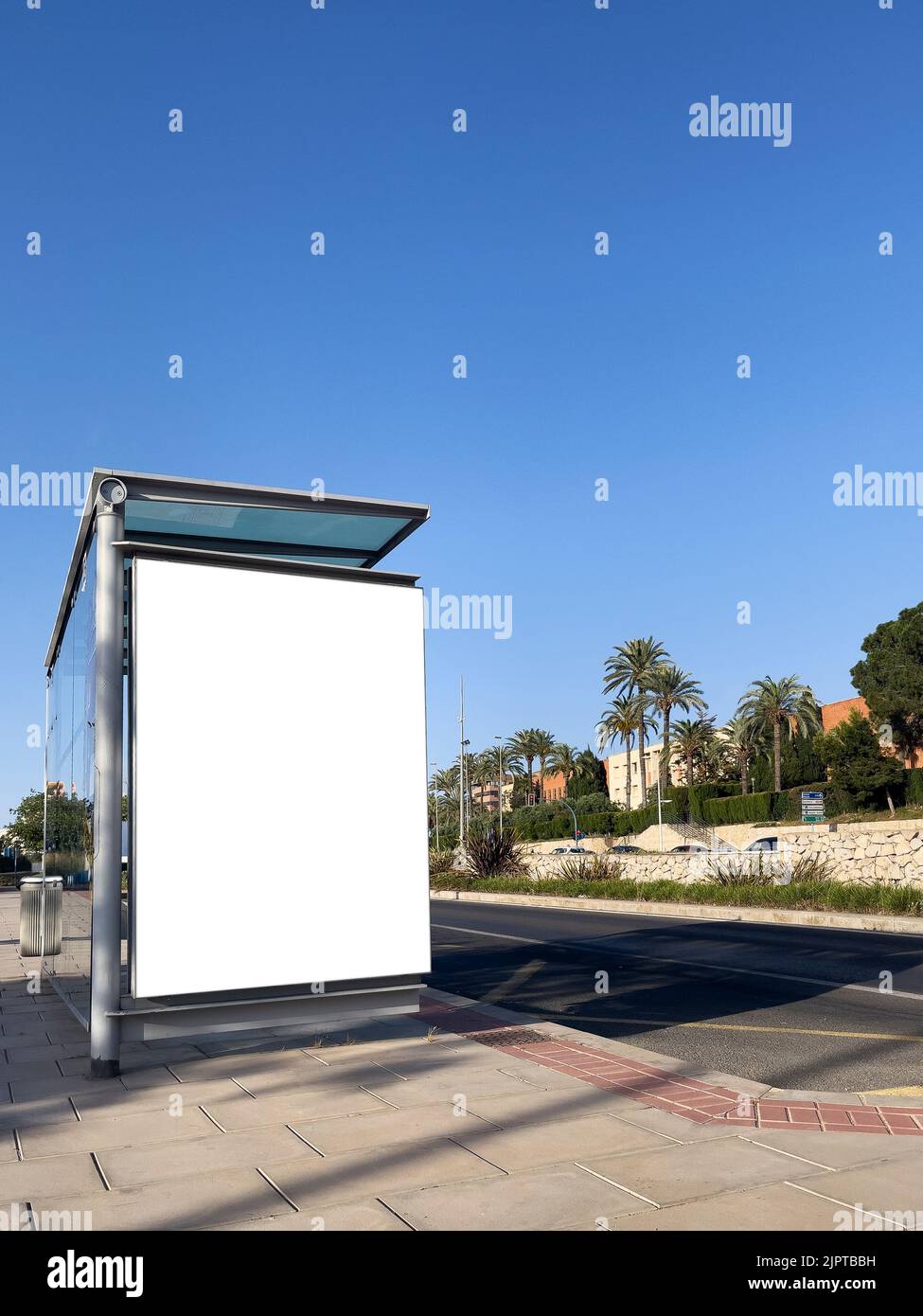 Weißes Banner an der Bushaltestelle auf einer Straße - Stockfoto Stockfoto