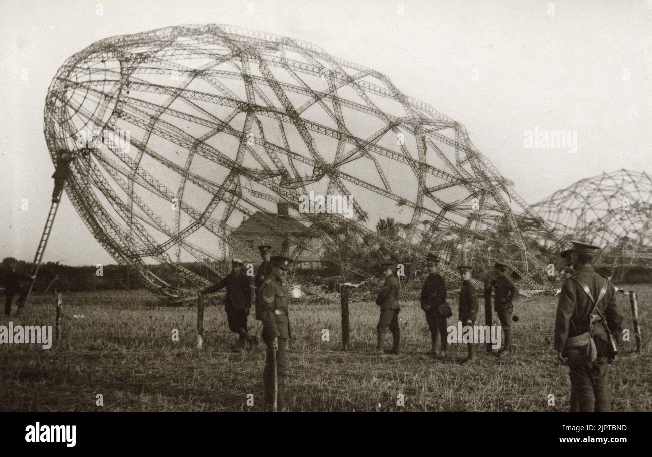 Die Überreste von Zeppelin LZ33, der WW1 bei einem Bombenangriff abgeschossen wurde und in Essex auf ein Feld stürzte. Die Zeppelin-Überfälle sorgten für große Angst, aber sie waren aufgrund der kleinen Bombenlast und ihrer Verletzlichkeit nicht erfolgreich. Stockfoto