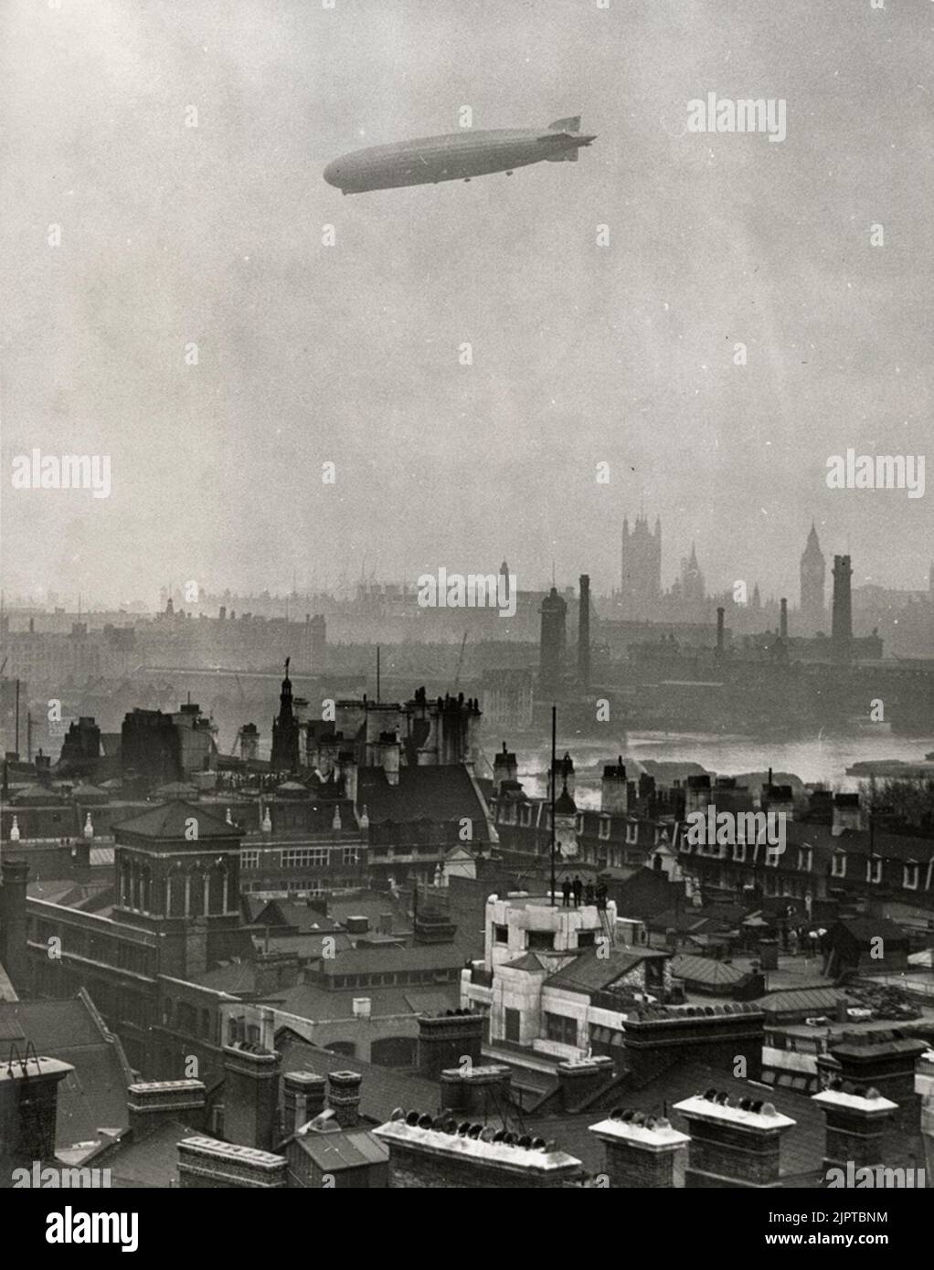 Blick über Lambeth auf den Palast von Westminster mit dem deutschen Graf Zeppelin über der Decke. Stockfoto