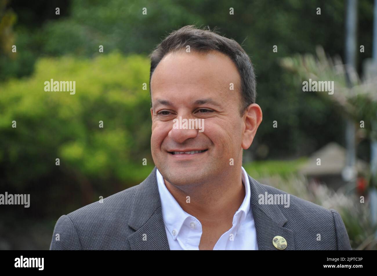 Bantry, West Cork, Irland. 20. August 2022. Leo Varadkar reiste heute Morgen nach Bantry, um sich mit den Einheimischen von Bantry zu treffen, bevor er morgen nach Clonakilty zum hundertjährigen Gedenken an den Tod von General Michael Collins aufbrechen sollte. Ebenfalls anwesend waren lokale TDS aus Fine Gael. Kredit: Karlis Dzjamko/ Alamy Live Nachrichten Gutschrift: Karlis Dzjamko/Alamy Live Nachrichten Stockfoto