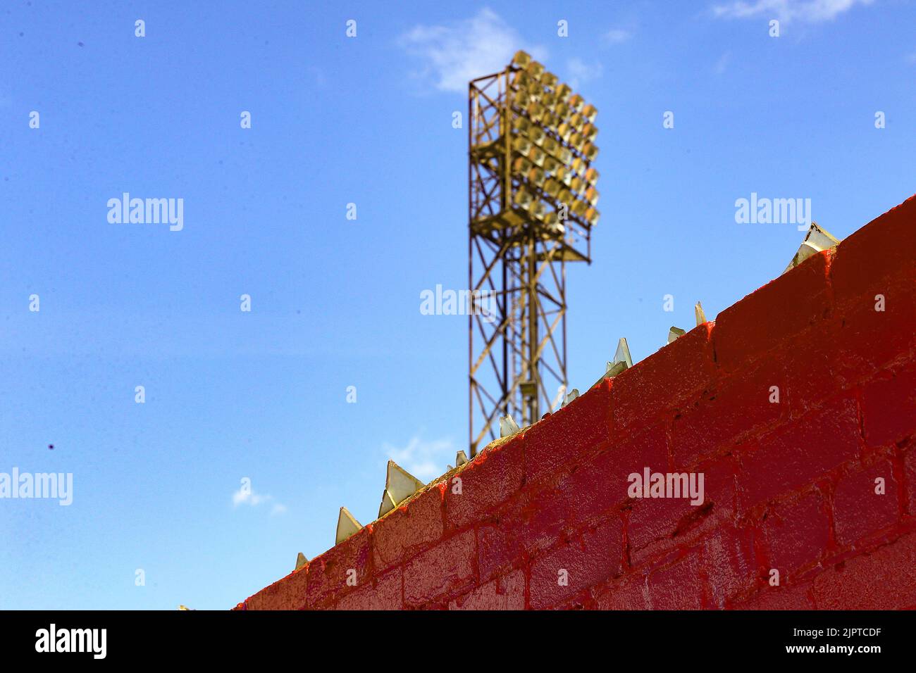 Oakwell Stadium, Barnsley, England - 20.. August 2022 Blick auf den alten Teil des Bodens komplett mit Glas an den Wänden - vor dem Spiel Barnsley gegen Wycombe Wanderers, Sky Bet League One, 2022/23, Oakwell Stadium, Barnsley, England - 20.. August 2022 Credit: Arthur Haigh/WhiteRoseFotos/Alamy Live News Stockfoto