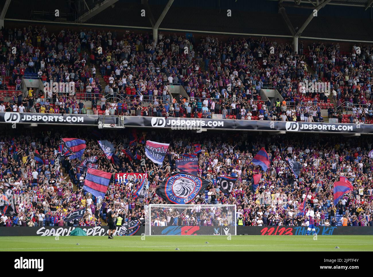Crystal Palace Fans auf den Tribünen zeigen ihre Unterstützung beim Premier League Spiel im Selhurst Park, London. Bilddatum: Samstag, 20. August 2022. Stockfoto