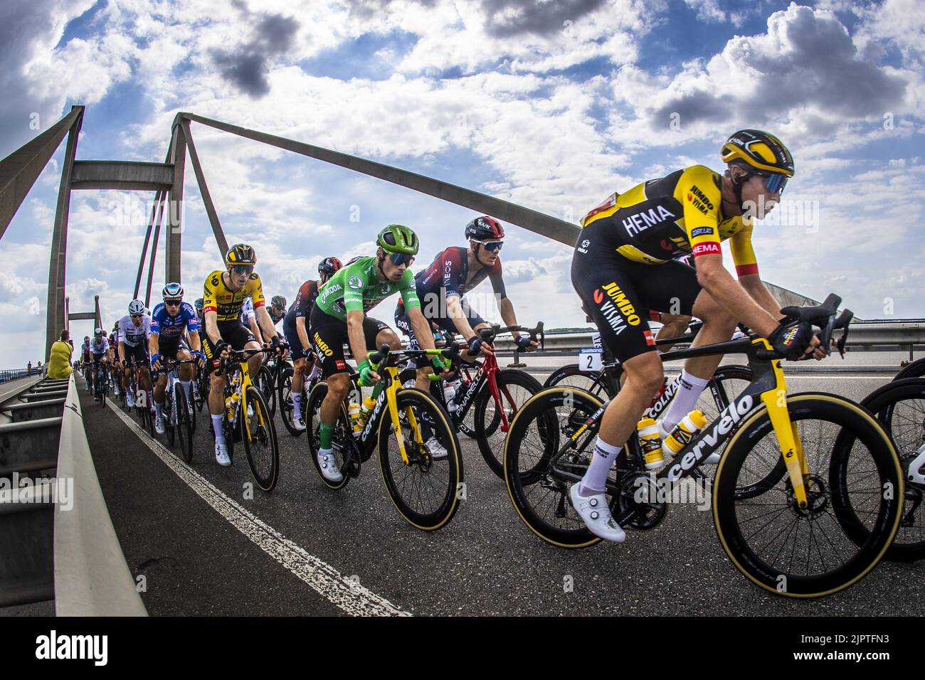 OOIJ - atmosphärisches Bild von Rohan Dennis, Primoz Roglic, Edoardo Affini (lr) des Jumbo Visma Teams an der Spitze des Feldes, das den Waal über die Prinz-Willem-Alexander-Brücke bei Ooij während der zweiten Etappe der Spanien-Rundfahrt (Vuelta a Espana) passiert. Die zweite Etappe der Vuelta führt von Den Bosch nach Utrecht. ANP VINCENT JANNINK Stockfoto