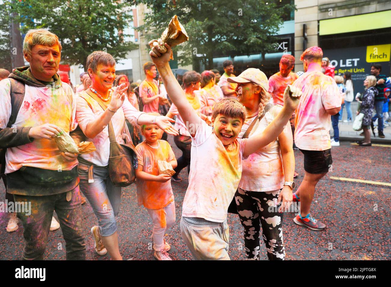 Ein kleiner Junge genießt die Atmosphäre während der Parade des Mela Carnival durch das Stadtzentrum von Belfast. Bilddatum: Samstag, 20. August 2022. Stockfoto