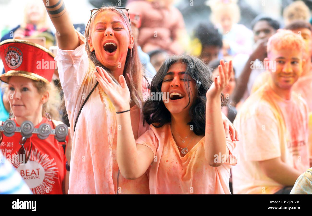 Die Menschen säumen die Straßen, während der Mela Carnival durch das Stadtzentrum von Belfast zieht. Bilddatum: Samstag, 20. August 2022. Stockfoto