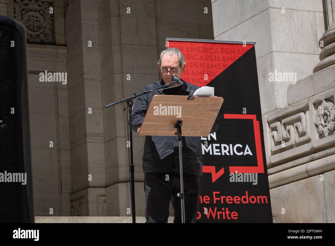 New York, New York - 19. AUGUST: Der amerikanische Schriftsteller und Filmregisseur Paul Auster liest eine Passage aus dem Roman "Victory City" des Autors Salman Rushdie auf der Veranstaltung "Stand with Salman" in der New York Public Library am 19. August 2022 in New York City. Rushdie, ein unermüdlicher Verfechter der Meinungsfreiheit, erholt sich, nachdem er während seiner Rede auf der Bühne im Chautauqua Institute im Bundesstaat New York Anfang des Monats mehrfach erstochen wurde. (Foto von Michael Nigro) (Foto von Michael Nigro/Pacific Press) Stockfoto