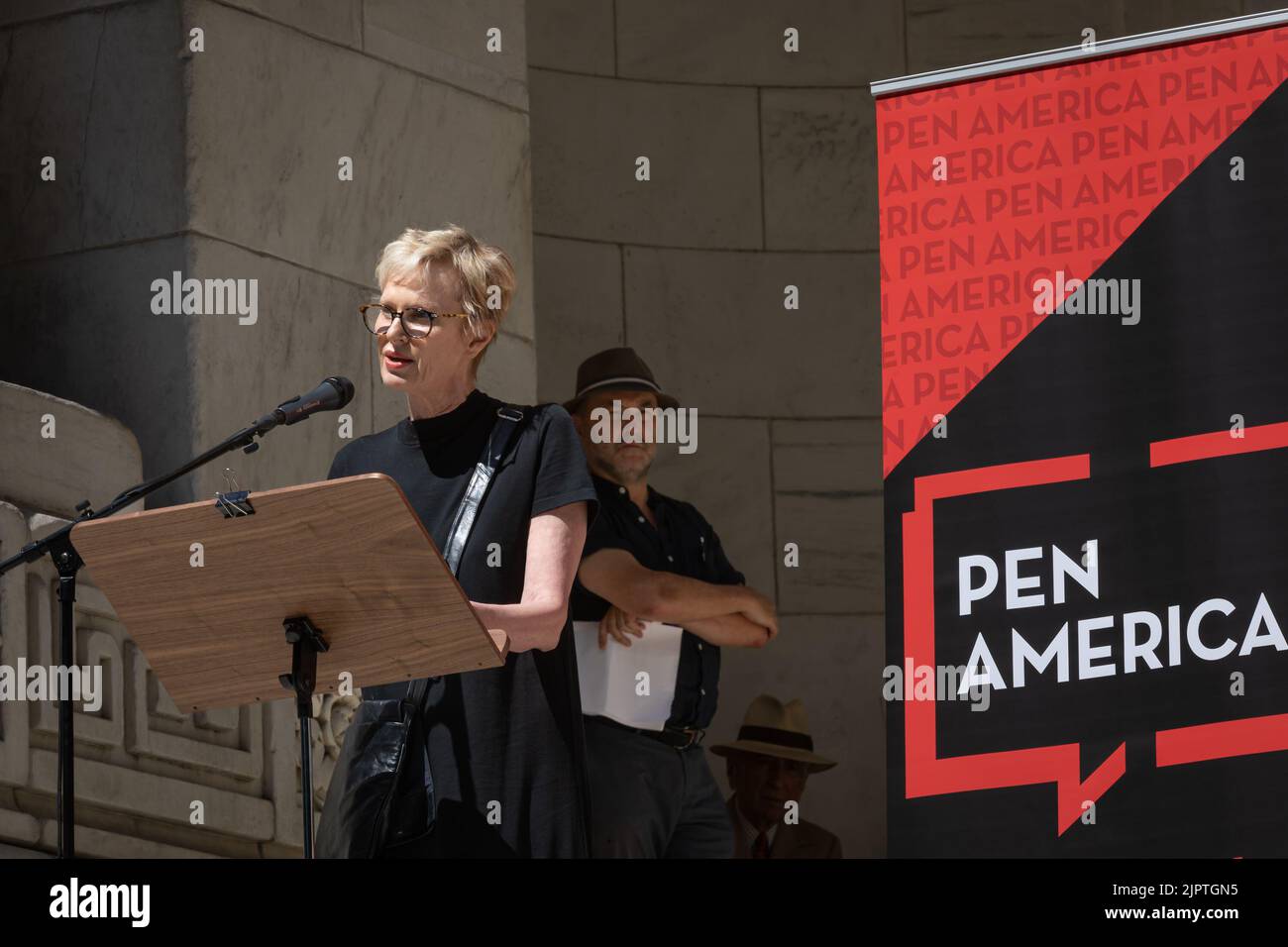 New York, Usa. 19. August 2022. Die englische Journalistin Tina Brown liest aus einem Essay von Salman Rushdie bei der Veranstaltung „Stand with Salman“ in der New York Public Library am 19. August 2022 in New York City. Rushdie, ein unermüdlicher Verfechter der Meinungsfreiheit, erholt sich, nachdem er während seiner Rede auf der Bühne im Chautauqua Institute im Bundesstaat New York Anfang des Monats mehrfach erstochen wurde. (Foto von Michael Nigro) (Foto von Michael Nigro/Pacific Press) Quelle: Pacific Press Media Production Corp./Alamy Live News Stockfoto