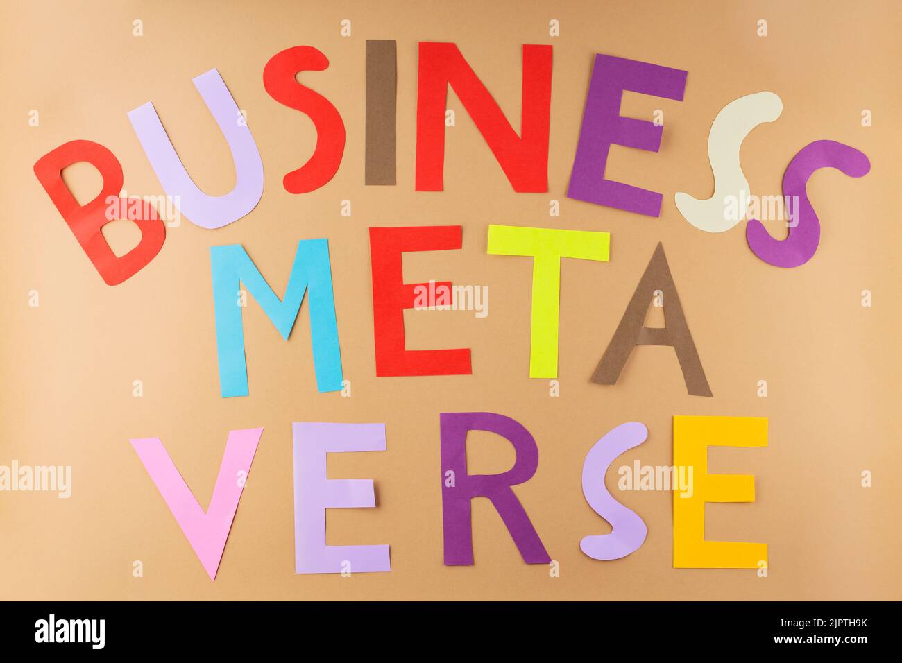 BUSINESS METAVERSE Inschrift auf beigem Hintergrund. Metaverse ist die nächste Generation des Internets, ein immersives und multisensorisches Erlebnis Stockfoto