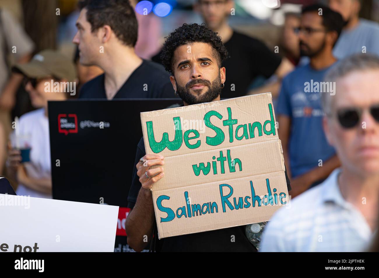 New York, New York, USA. 19. August 2022. New York, New York - 19. AUGUST: Ein Mann hält ein Zeichen in Solidarität mit Salman Rushdieat bei der Veranstaltung ''Stand with Salman''' in der New York Public Library am 19. August 2022 in New York City. Rushdie, ein unermüdlicher Verfechter der Meinungsfreiheit, erholt sich, nachdem er während seiner Rede auf der Bühne im Chautauqua Institute im Bundesstaat New York Anfang des Monats mehrfach erstochen wurde. (Bild: © Michael Nigro/Pacific Press via ZUMA Press Wire) Stockfoto