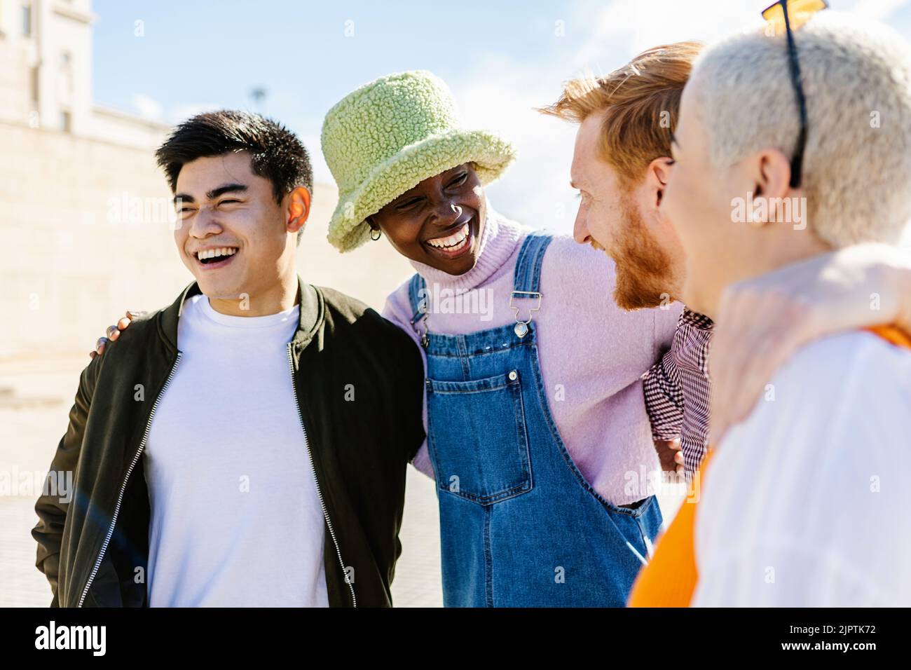 Glückliche multiethnische Gruppe von jungen Freunden, die gemeinsam Spaß im Freien haben Stockfoto