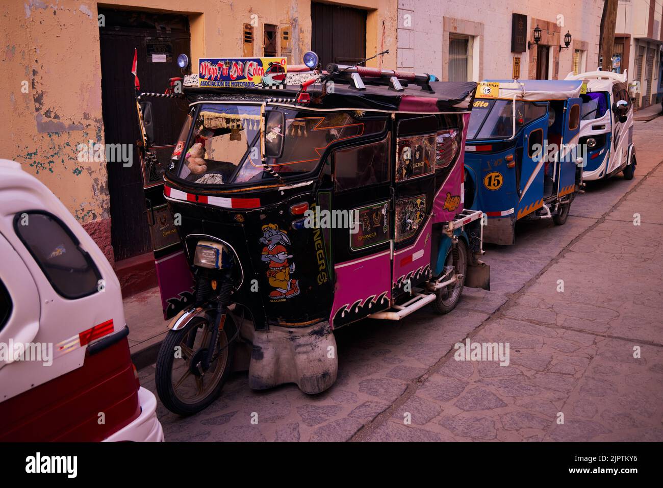 Eine schöne Aufnahme von Auto-Rikschas in den Straßen von Peru Stockfoto