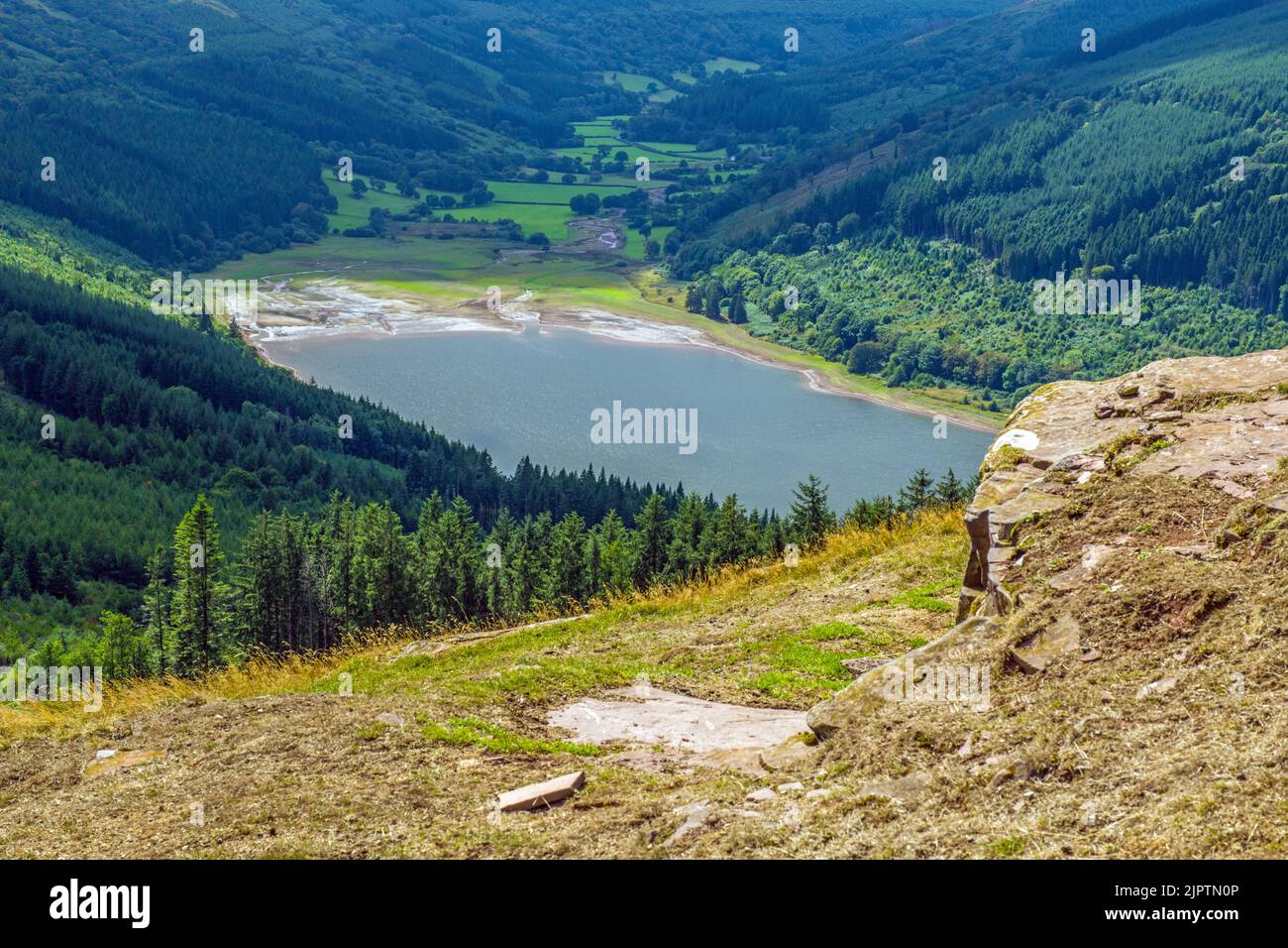 Blick hinunter von Tor y Foel in Richtung Talybont Valley in der Central Brecon Beacons und einem Reservoir mit einem sichtbaren Mangel an Wasser Stockfoto