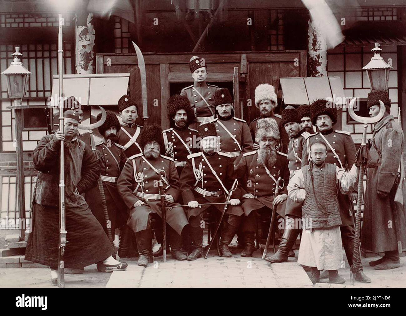 General Alexander von Kaulbars (Mitte) und russische Soldaten während des Boxeraufstandes, um 1900 Stockfoto
