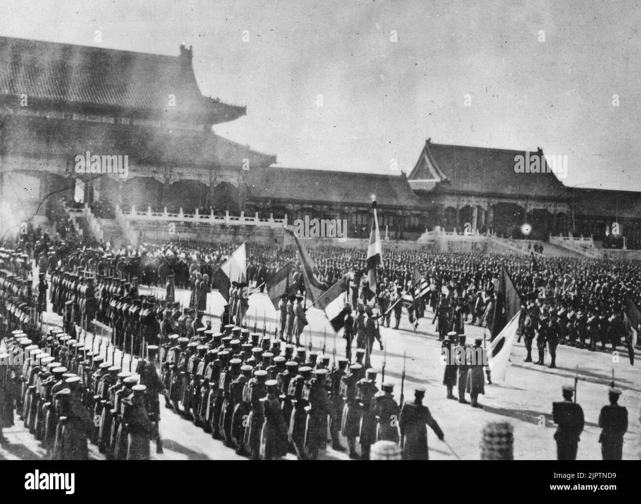 Auf dem historischen Gelände der Verbotenen Stadt in Pekin, China, feierte am 28. November der Sieg der Alliierten in der Boxeraufstand, um 1900 Stockfoto