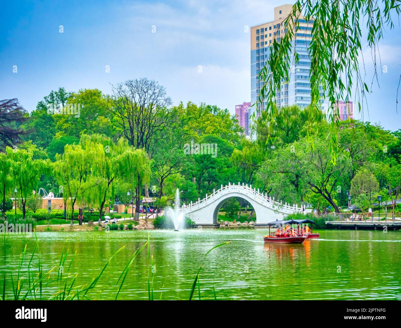 Furong Lake am Tang Paradise. Freizeitaktivitäten im Wasser durch eine kleine Brücke im traditionellen chinesischen Stil Stockfoto