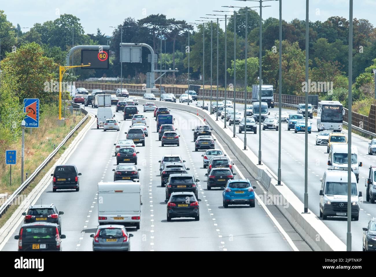 Slough, berkshire, Großbritannien. 20.. August 2022. Eine neue variable Geschwindigkeitsbegrenzung von 60mph ist jetzt für Teile der M4 in Kraft, da die letzten Arbeiten an der digitalen Aufrüstung eines Teils der M4 abgeschlossen sind. Die harte Schulter wurde entfernt, und stattdessen gibt es nur zeitweise Gelbe Refugiumbereiche. Rishi Sunak hat zugesagt, dass er, wenn er Premierminister werden würde, keine neuen intelligenten Autobahnen sanktionieren würde. Quelle: Maureen McLean/Alamy Live News Stockfoto