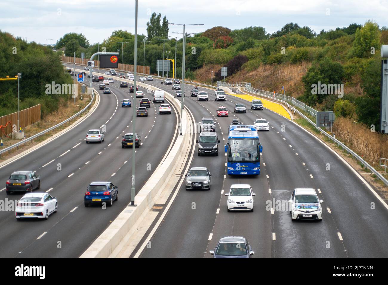 Slough, berkshire, Großbritannien. 20.. August 2022. Eine neue variable Geschwindigkeitsbegrenzung von 60mph ist jetzt für Teile der M4 in Kraft, da die letzten Arbeiten an der digitalen Aufrüstung eines Teils der M4 abgeschlossen sind. Die harte Schulter wurde entfernt, und stattdessen gibt es nur zeitweise Gelbe Refugiumbereiche. Rishi Sunak hat zugesagt, dass er, wenn er Premierminister werden würde, keine neuen intelligenten Autobahnen sanktionieren würde. Quelle: Maureen McLean/Alamy Live News Stockfoto