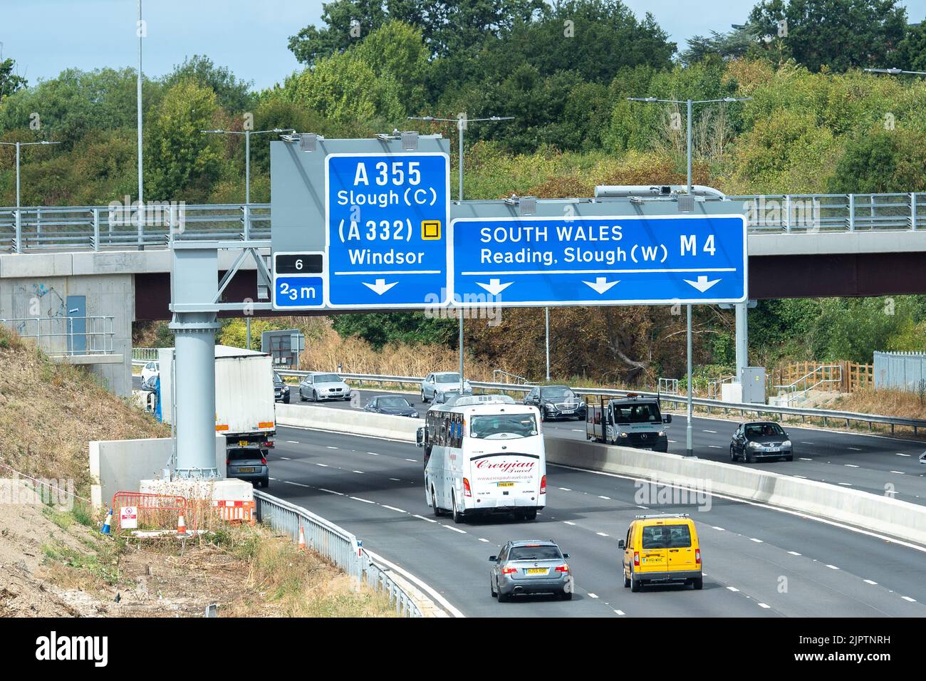 Slough, berkshire, Großbritannien. 20.. August 2022. Eine neue variable Geschwindigkeitsbegrenzung von 60mph ist jetzt für Teile der M4 in Kraft, da die letzten Arbeiten an der digitalen Aufrüstung eines Teils der M4 abgeschlossen sind. Die harte Schulter wurde entfernt, und stattdessen gibt es nur zeitweise Gelbe Refugiumbereiche. Rishi Sunak hat zugesagt, dass er, wenn er Premierminister werden würde, keine neuen intelligenten Autobahnen sanktionieren würde. Quelle: Maureen McLean/Alamy Live News Stockfoto