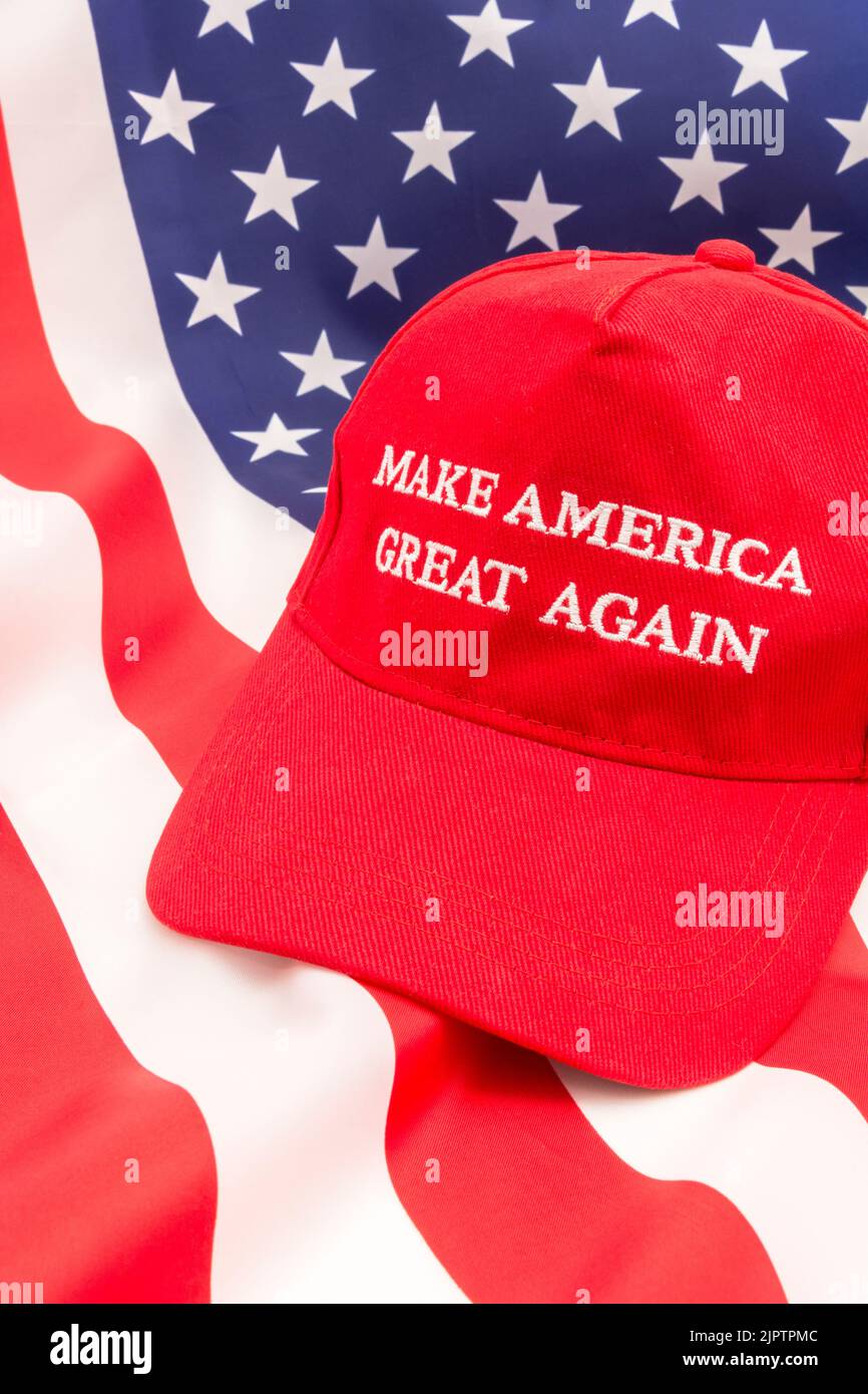 Red Donald Trump MAGA Cap und US Stars & Stripes Flagge für Maga-Hüte, Trump-Anhänger, Trump-Präsidentschaft 2024, US-Wahlen, Trump America First Stockfoto