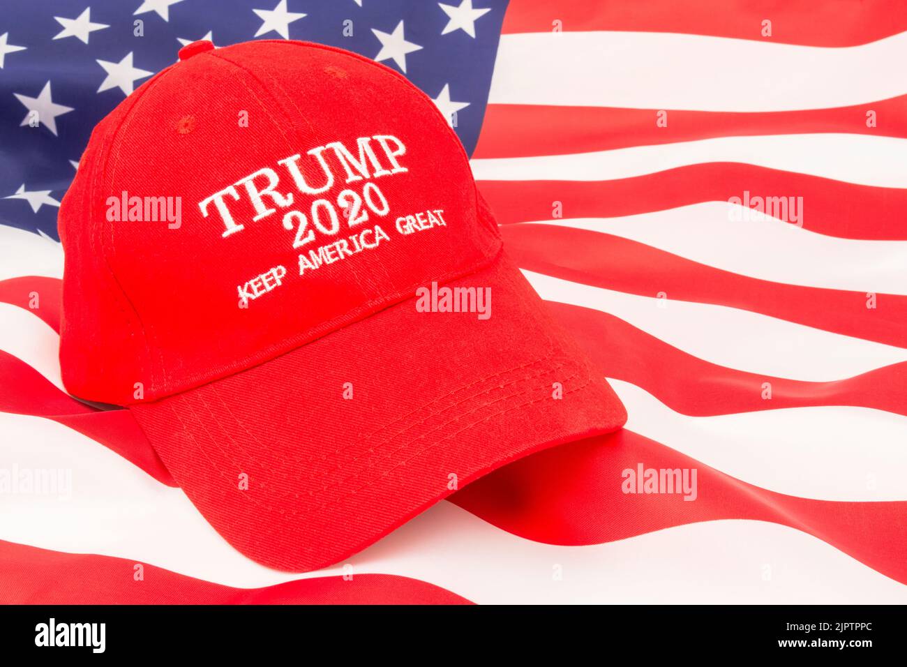 Red Trump KAG / Keep America Great Cap Hut + Dollarscheine (siehe ANMERKUNGEN). Für die boomende US-Wirtschaft / die Trump-Wirtschaft, Trump-Steuersenkungen, 2022 US-Mittelstandzeiten Stockfoto