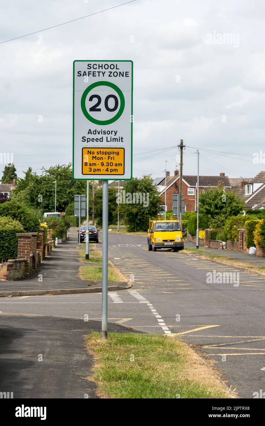 Sicherheitszone der Schule mit Geschwindigkeitsbegrenzungszeichen und obligatorischer No-Stop-Zone, Laburnum Drive, Cherry Willingham, Lincolnshire 2022 Stockfoto