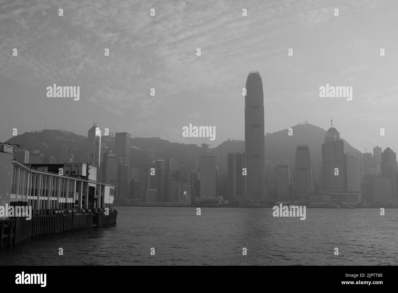 Star Ferry Pier in Tsim Sha Tsui Hong Kong Schwarz Weiß Foto Farbig Star Ferry Grün Weiß Ferry Hintergrund ist zentral von Hong Kong Island IFC Stockfoto