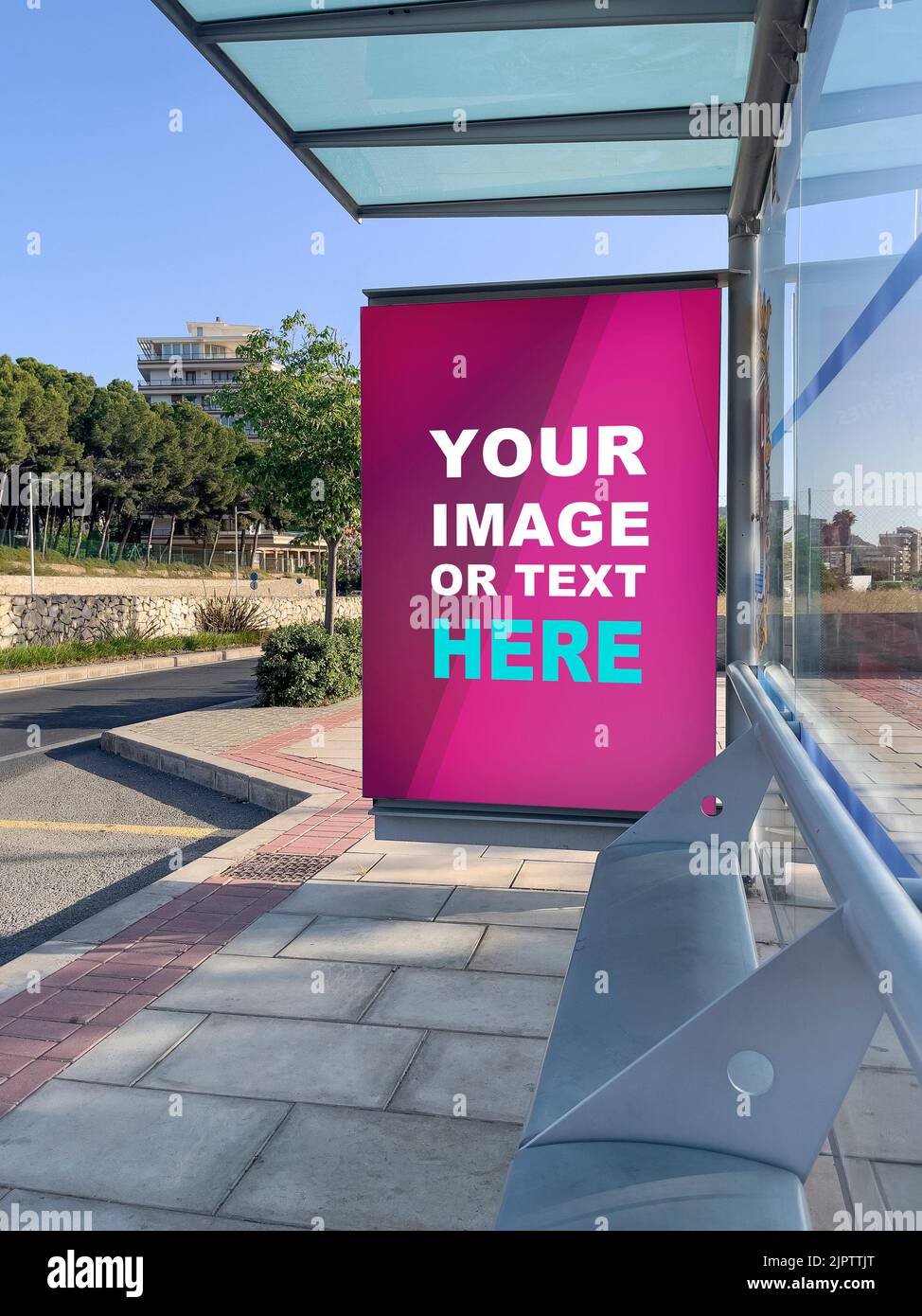 Weißes Banner an der Bushaltestelle auf einer Straße - Stockfoto Stockfoto