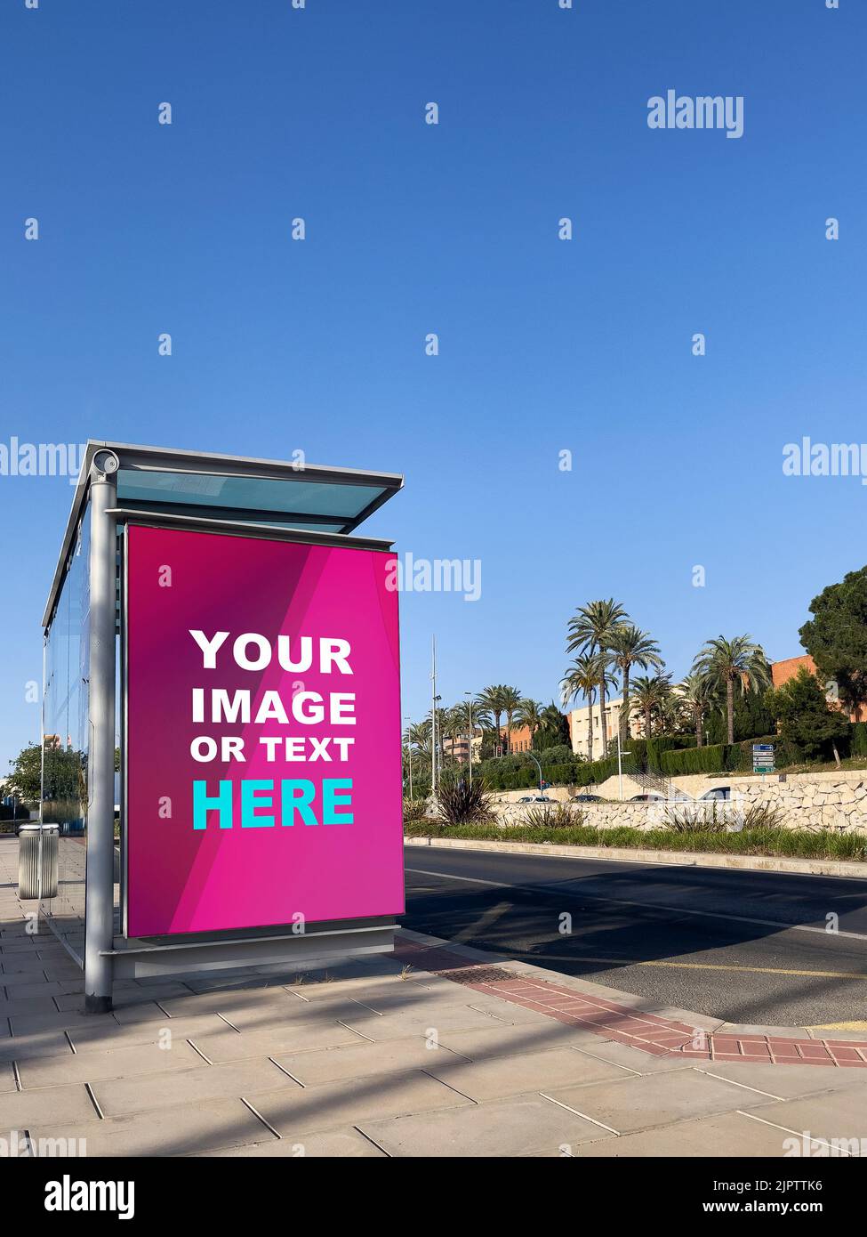 Weißes Banner an der Bushaltestelle auf einer Straße - Stockfoto Stockfoto