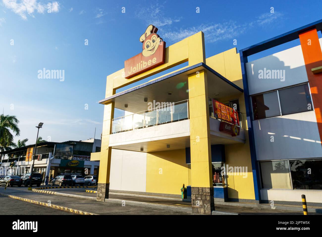 Manila, Philippinen - 05. Juli 2019 - Blick auf das Restaurant Jolibee in der Nähe der Bucht von Manila. Jolibee ist eine multinationale philippinische Kette von Fast-Food-Restaurants. Stockfoto