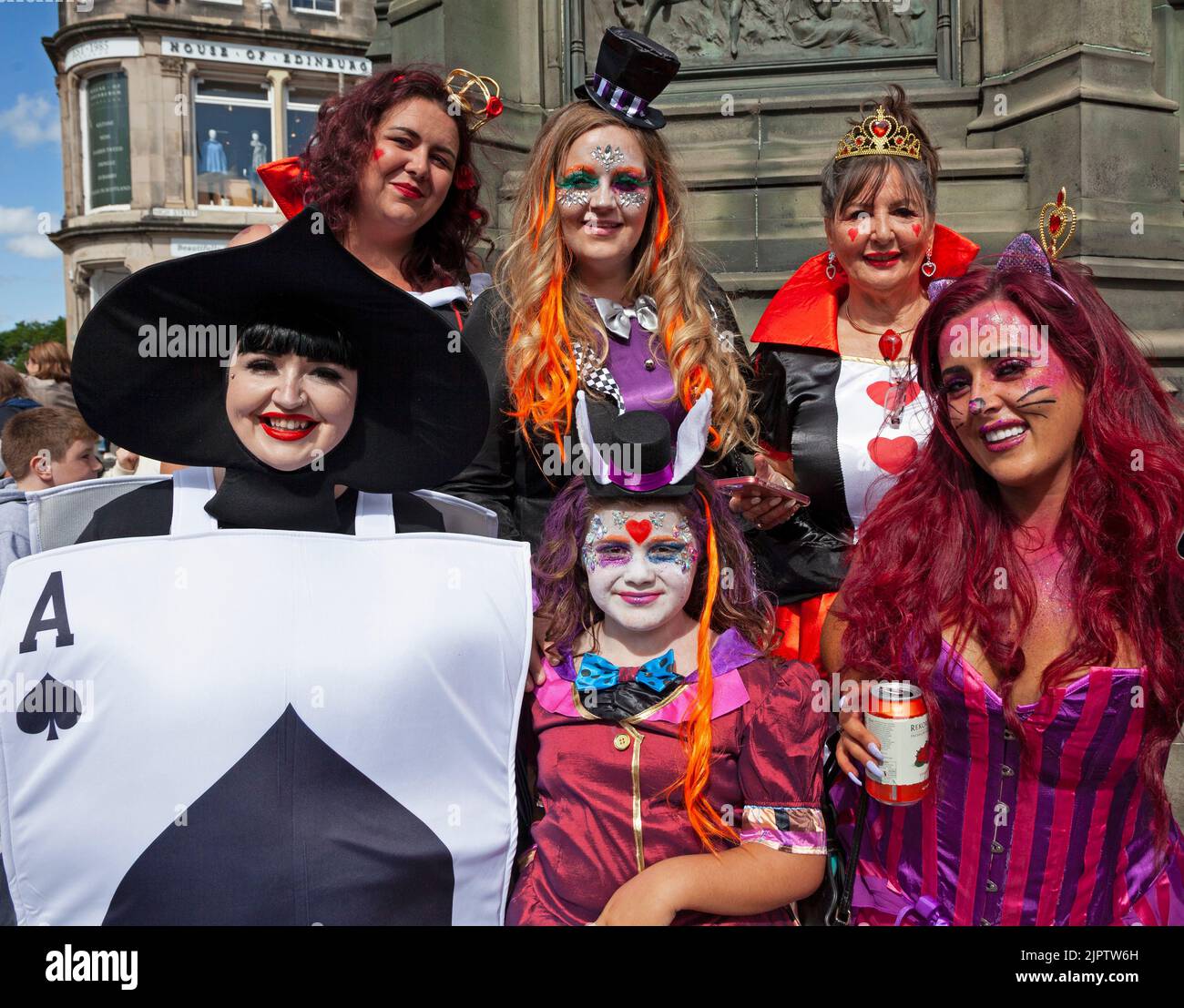 Alice in Wonderland Experience, Stadtzentrum, Edinburgh Schottland, Großbritannien. Nur einen Tag lang wurden die Straßen von Edinburgh am Samstag, den 20.. August 2022, in ein riesiges Erlebnis im Stil eines Fluchtzimmers verwandelt. Organisiert von CluedUpp Games, wurden Teams, die sich angemessen kleideten, aufgefordert, Hinweise zu lösen, die gerade kurioser und kuriouser wurden, da sie verrückte und schelmische Herausforderungen annehmen mussten und eine dunkle Verschwörung im Herzen von Wonderland aufdecken mussten. Quelle: Arch White/alamy Live News. Stockfoto