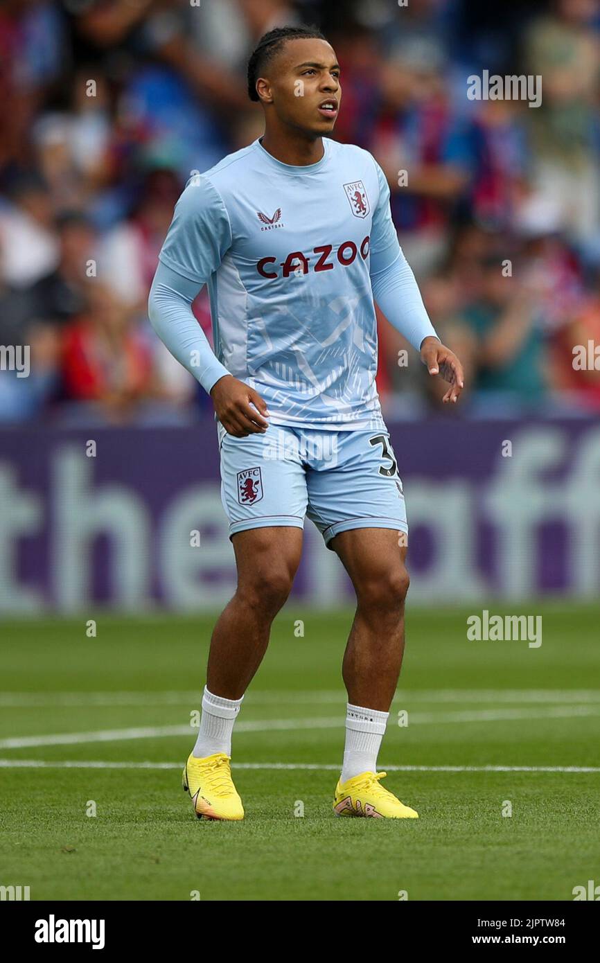 Cameron Archer von Aston Villa erwärmt sich während des Premier League-Spiels zwischen Crystal Palace und Aston Villa im Selhurst Park, London, am Samstag, 20.. August 2022. (Quelle: Tom West | MI News) Stockfoto