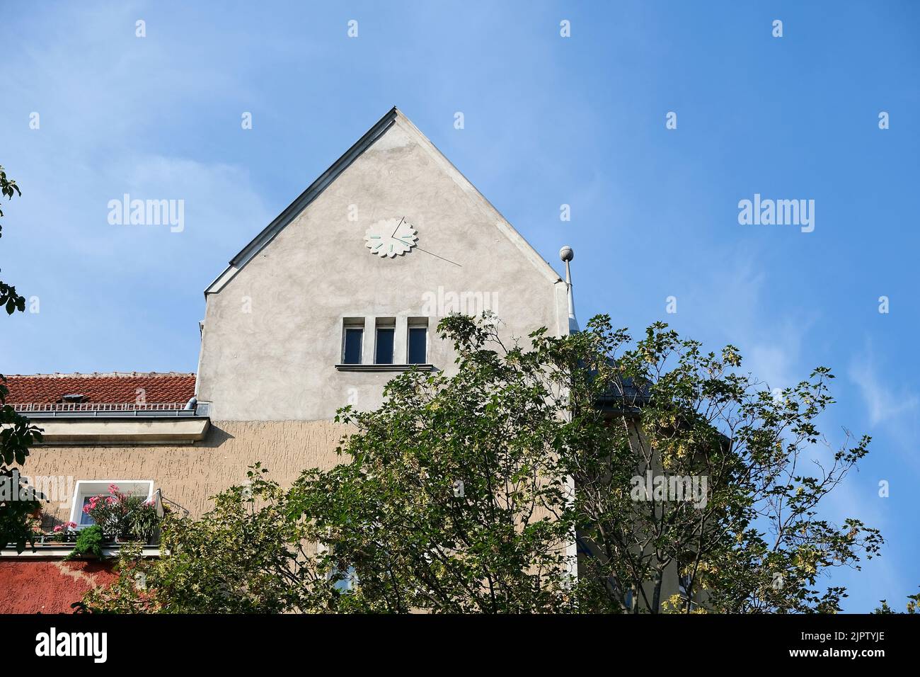 Berlin, 29. Juli 2022, Hausgiebel mit einfacher Sonnenuhr am Paul-Lincke-Ufer in Kreuzberg, Deutschland Stockfoto