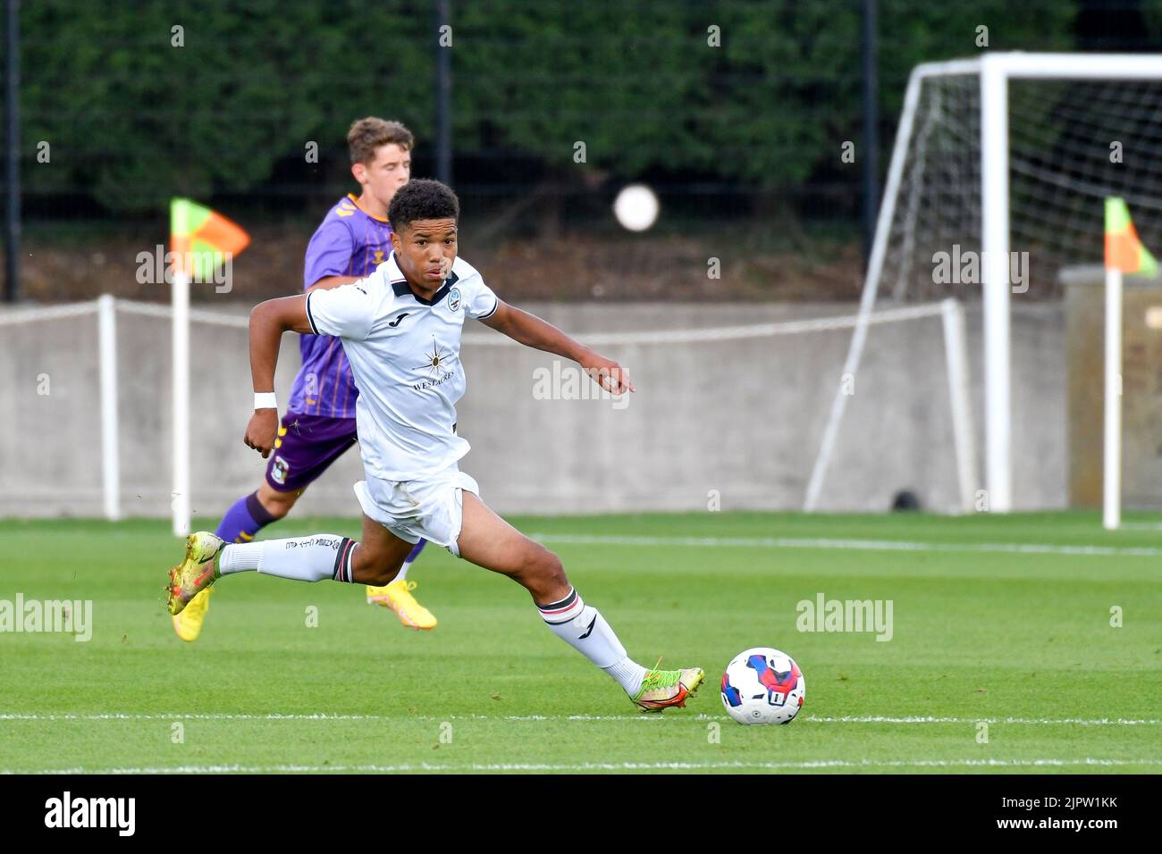 Swansea, Wales. 20. August 2022. Kyrell Wilson aus Swansea City unter 18s Jahren während des Spiels der Professional Development League zwischen Swansea City unter 18 und Coventry City unter 18 Jahren an der Swansea City Academy in Swansea, Wales, Großbritannien am 20. August 2022. Quelle: Duncan Thomas/Majestic Media/Alamy Live News. Stockfoto
