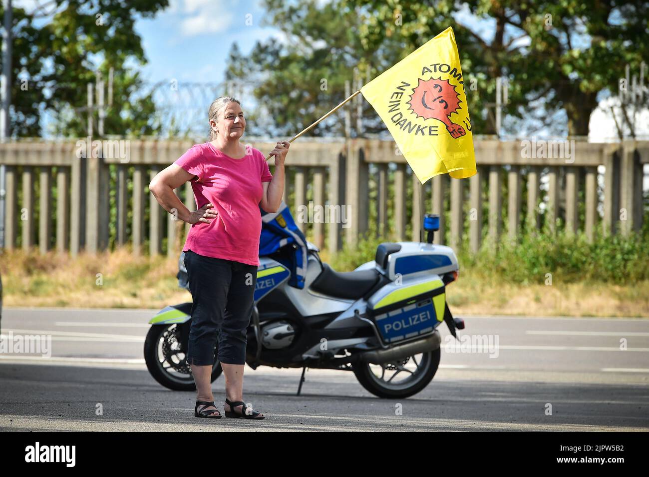 Neckarwestheim, Deutschland. 20. August 2022. Anti-Atomaktivisten demonstrieren in der Nähe des Atomkraftwerks. Die Demonstration findet im Rahmen einer dreiwöchigen Dauerproteste statt, einer Anti-Atom-Fahrradtour durch Süddeutschland, die Schweiz und Frankreich. Dies soll für die Stilllegung aller Kernkraftwerke demonstriert werden. Kredit: Ferdinando Iannone/dpa/Alamy Live Nachrichten Stockfoto