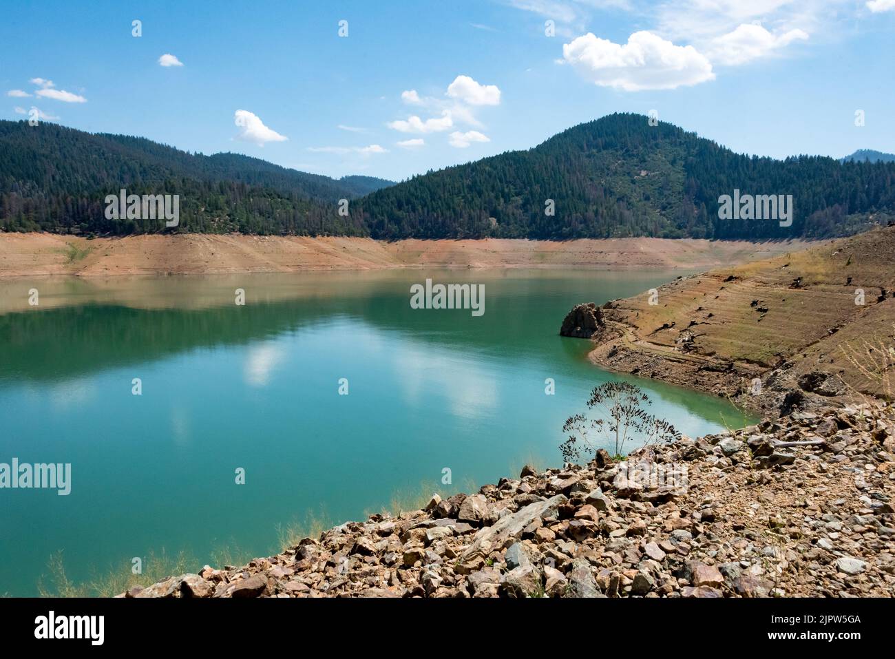 Verlassene Trinity Lake Reservoir mit 25% Wasser während der extremen Dürre in Kalifornien, Abwesenheit von Fischern, Booten oder Hausbooten im August 2022. Stockfoto