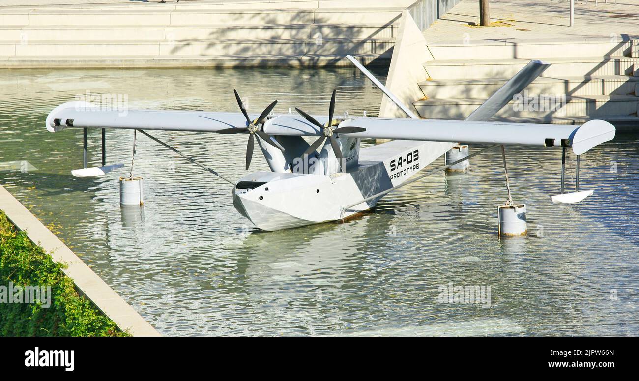 Zierflugzeug im Teich des Disseny Museums, Barcelona, Katalonien, Spanien, Europa Stockfoto