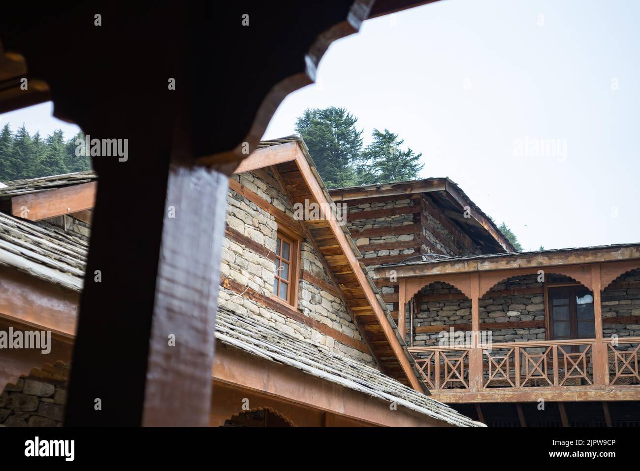 Berühmte mittelalterliche burg naggar in hellem Tageslicht.traditionelle himachali Burg aus Holz und Stein in kaathkuni Stil. Stockfoto