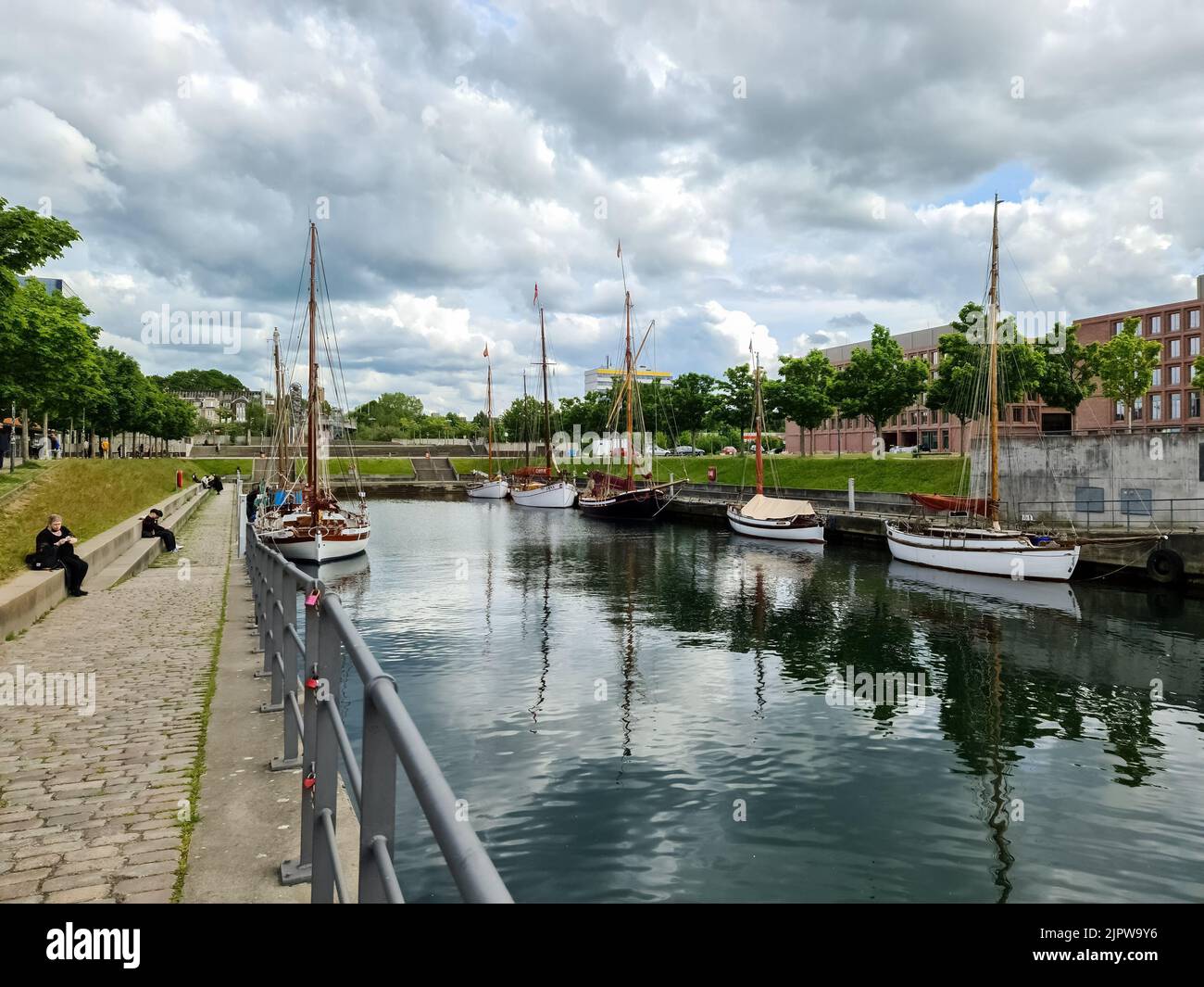 Ein schöner Blick auf den Hafen mit Segelschiffen und Besuchern am Kai Stockfoto