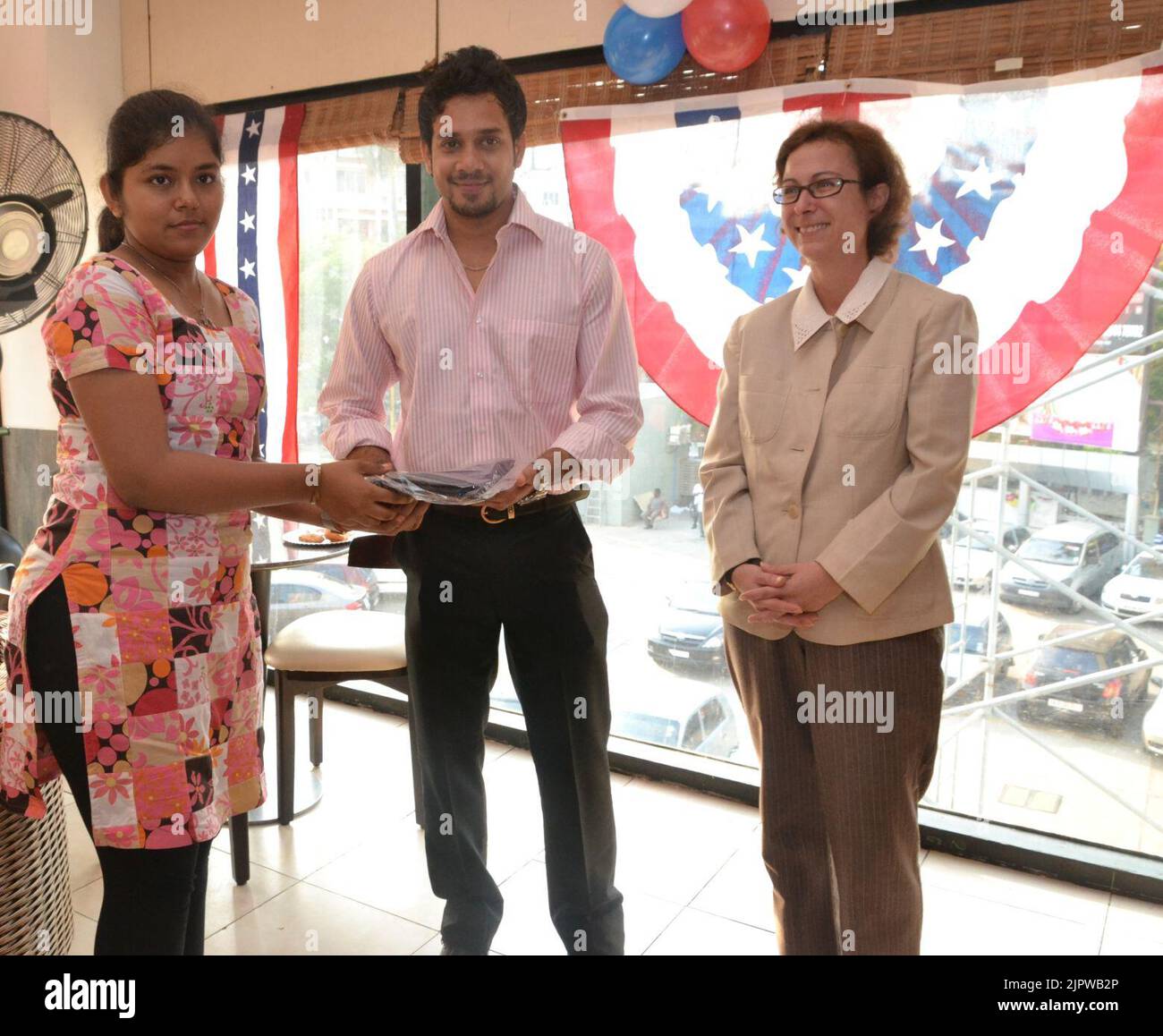 Das US-Konsulat Chennai feierte auf Facebook sein zweijähriges Jubiläum mit der US-Generalkonsulin Jennifer McIntyre, den Schauspielern Bharath Srinivasan und Jeyam Ravi20 Stockfoto