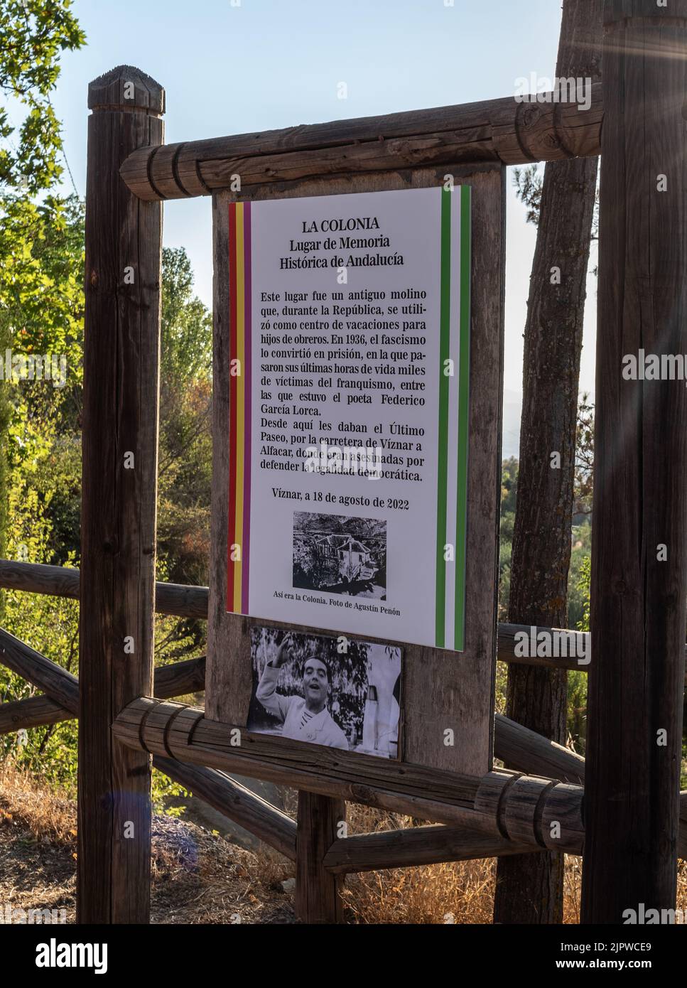 Viznar, Granada, Spanien, 18. August 2022: Informationsposter, Der Ort der historischen Erinnerung an Andalusien in Colonia, der an die Morde erinnert, die c Stockfoto