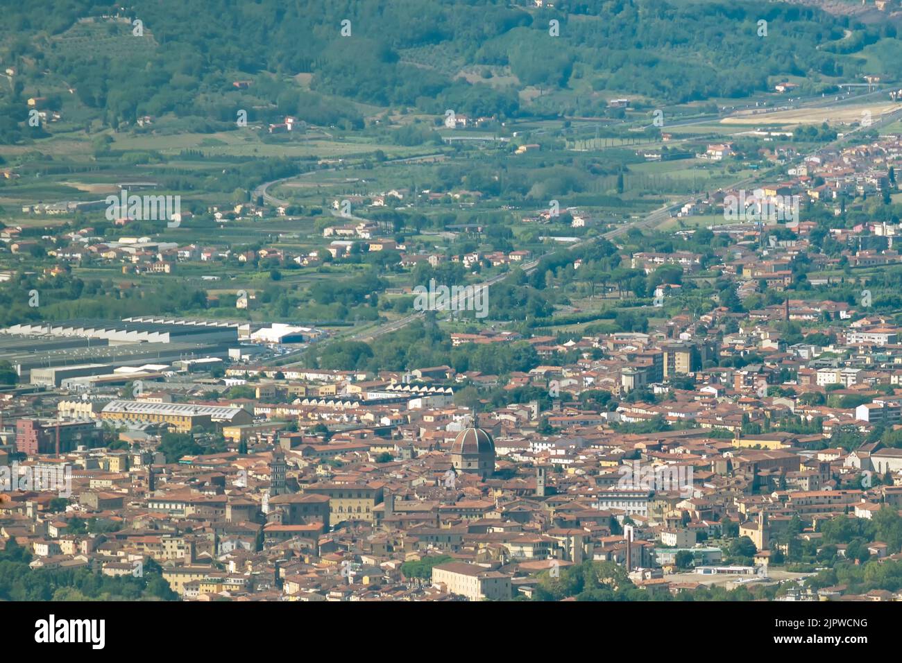 Panoramablick auf das historische Zentrum von Pistoia, Italien, und seine Umgebung, an einem sonnigen Tag Stockfoto