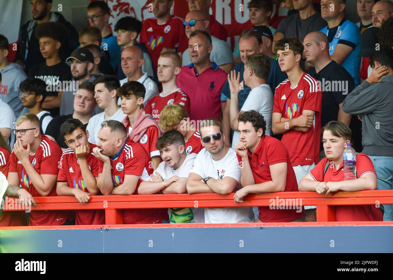 Die Fans von Crawley schauten während des zweiten Spiels der EFL League zwischen Crawley Town und AFC Wimbledon im Broadfield Stadium, Crawley, Großbritannien - 20.. August 2022 nur für redaktionelle Verwendung. Keine Verkaufsförderung. Für Football-Bilder gelten Einschränkungen für FA und Premier League. Keine Nutzung des Internets/Handys ohne FAPL-Lizenz - für Details wenden Sie sich an Football Dataco Stockfoto