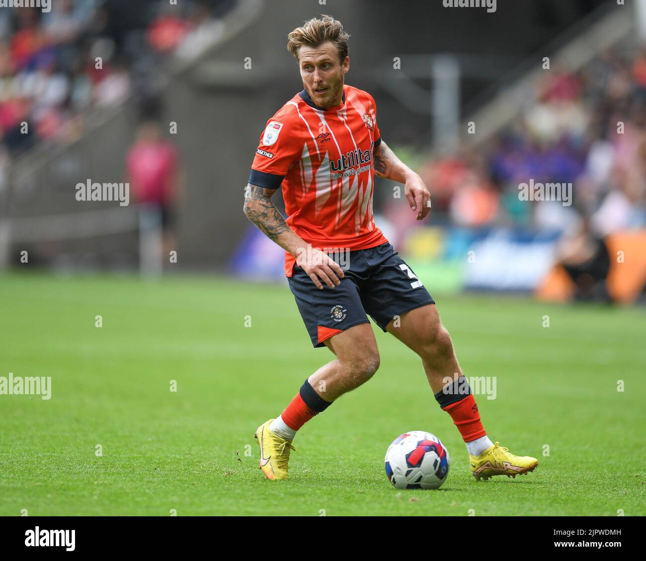 Swansea, Großbritannien. 20. August 2022. Luke Freeman #30 von Luton Town in Aktion während des Spiels in Swansea, Vereinigtes Königreich am 8/20/2022. (Foto von Mike Jones/News Images/Sipa USA) Quelle: SIPA USA/Alamy Live News Stockfoto