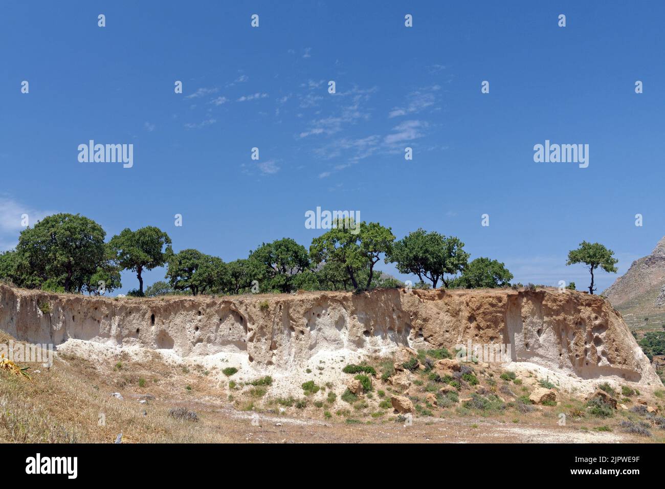 Vulkanische Aschelandschaft und Klippen, Tilos, Griechenland Stockfoto