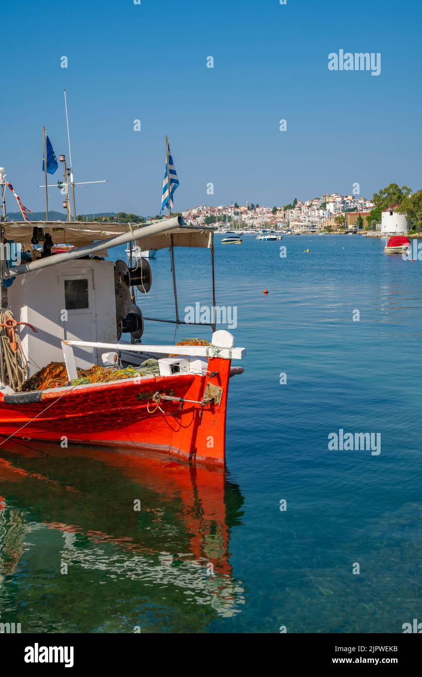 Blick auf Boot und Skiathos Stadt, Skiathos Insel, Sporaden Inseln, griechische Inseln, Griechenland, Europa Stockfoto