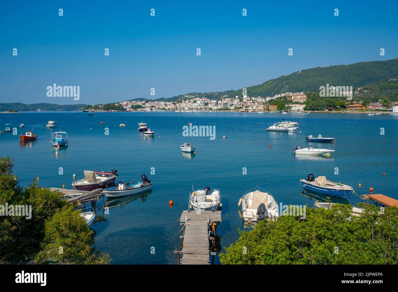 Blick auf Boote und Skiathos Stadt, Skiathos Insel, Sporaden Inseln, griechische Inseln, Griechenland, Europa Stockfoto