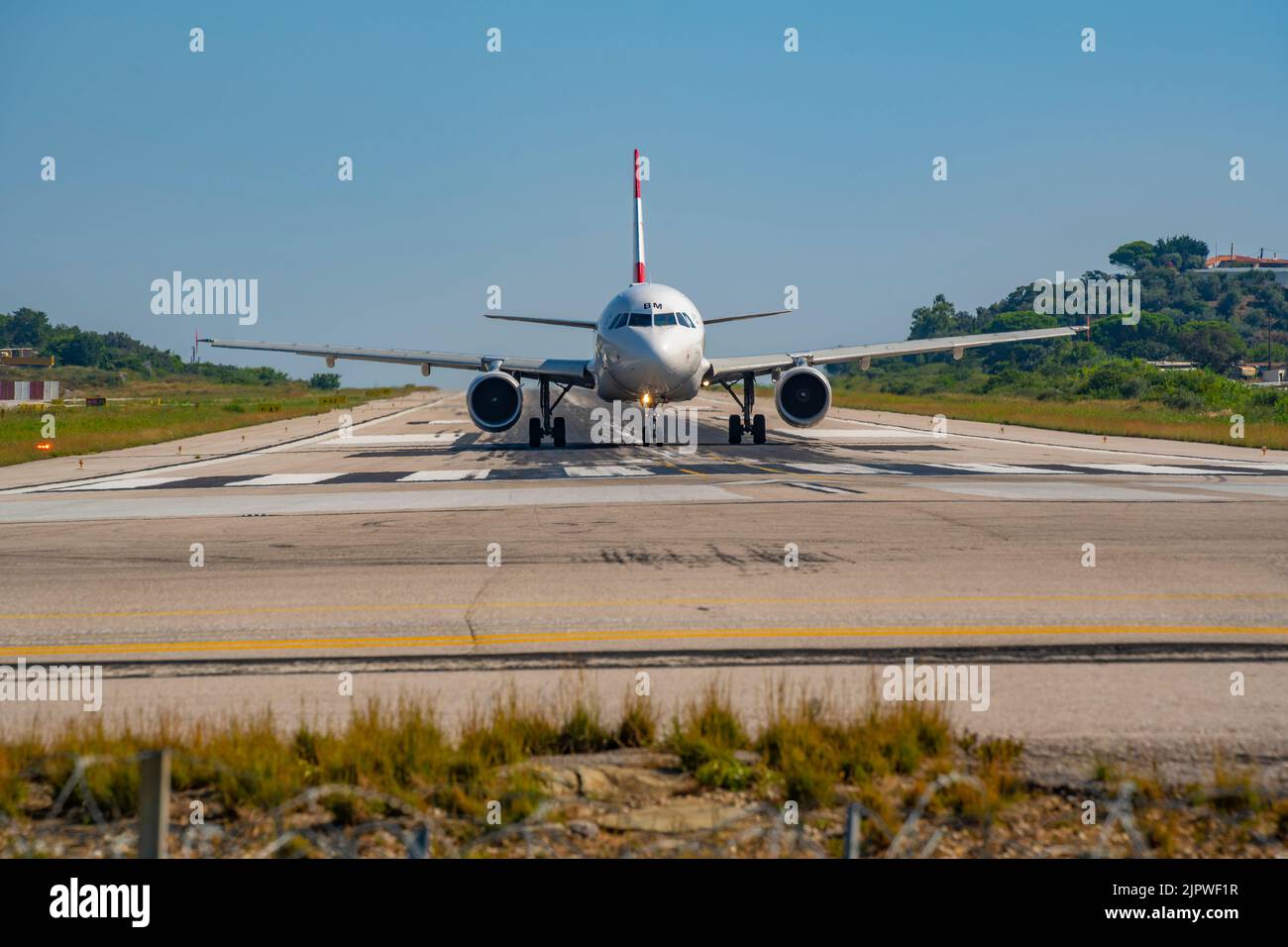 Ansicht des Flugzeugs auf der Landebahn am Flughafen Skiathos, Insel Skiathos, Inseln der Sporaden, griechische Inseln, Griechenland, Europa Stockfoto