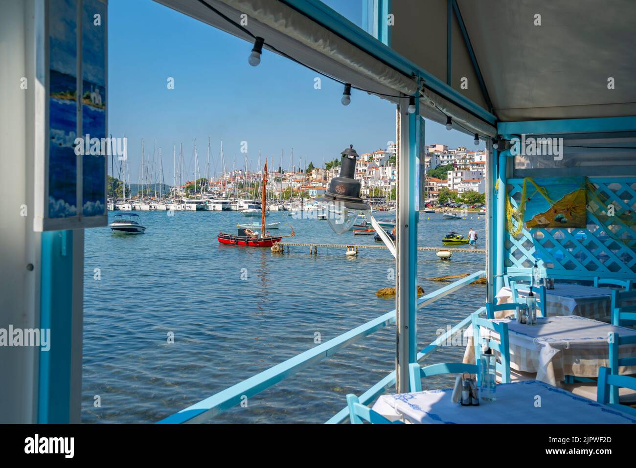 Blick auf Skiathos Stadt vom Restaurant, Skiathos Insel, Sporaden Inseln, griechische Inseln, Griechenland, Europa Stockfoto